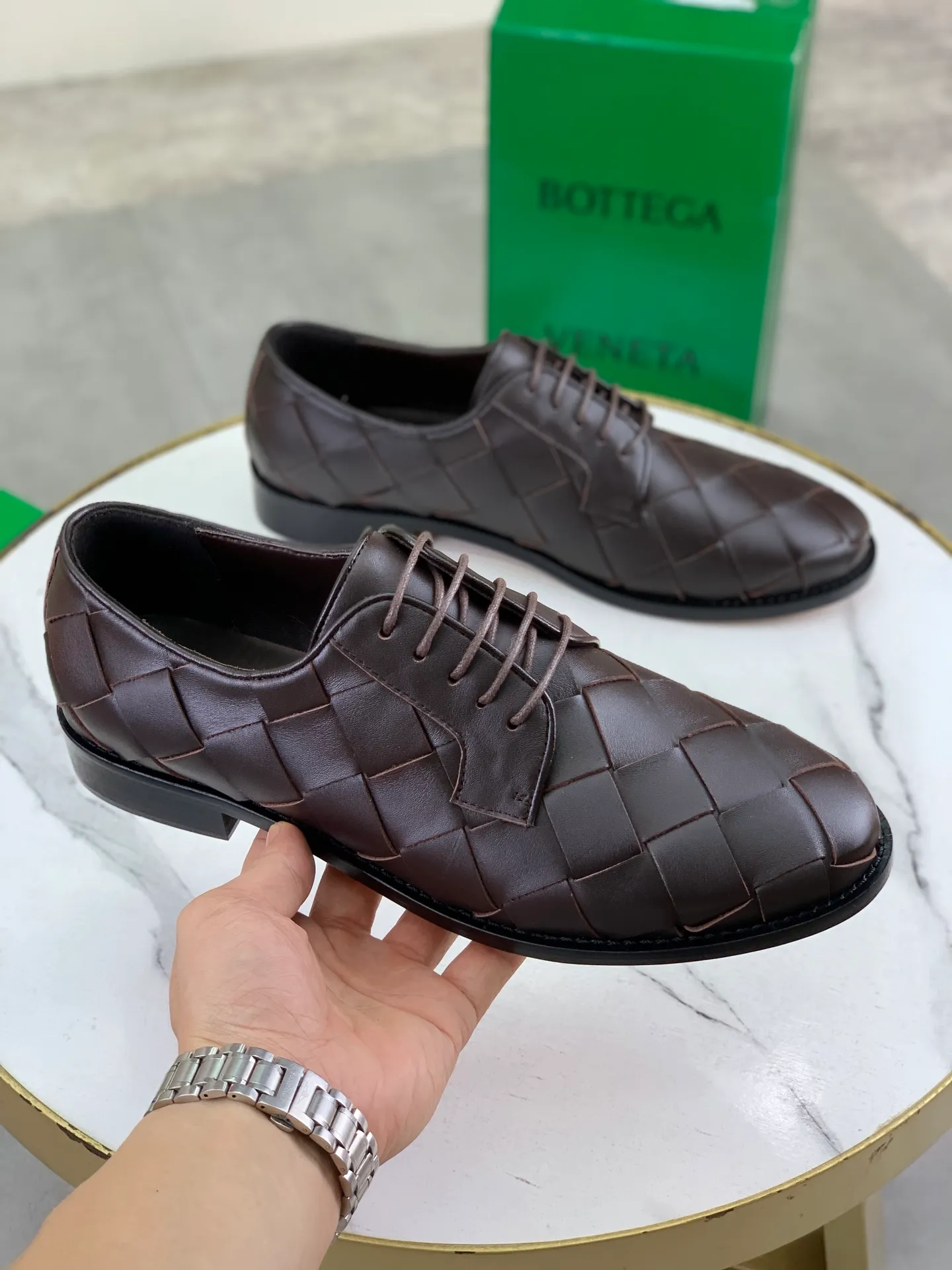 Factory price P860💰Top quality (genuine leather outsole series)💎💎💎 BOTTEGA VENETA official website synchronizes the latest model, top version of the highest version of BV business leather shoes in the market, accept material comparison, shoe type comparison, process comparison, practical and textured, versatile and suitable for any occasion, the more you look at it, the more flavorful it becomes. Pure hand-woven craftsmanship - upper material, imported original hand-woven calfskin - high-quality water-dyed cowhide inside - original private model customized handmade leather outsole -Size: female 35-39 (34 40 customized) male 39-44 (38 45 customized) Comes with original BV green box, complete packaging.